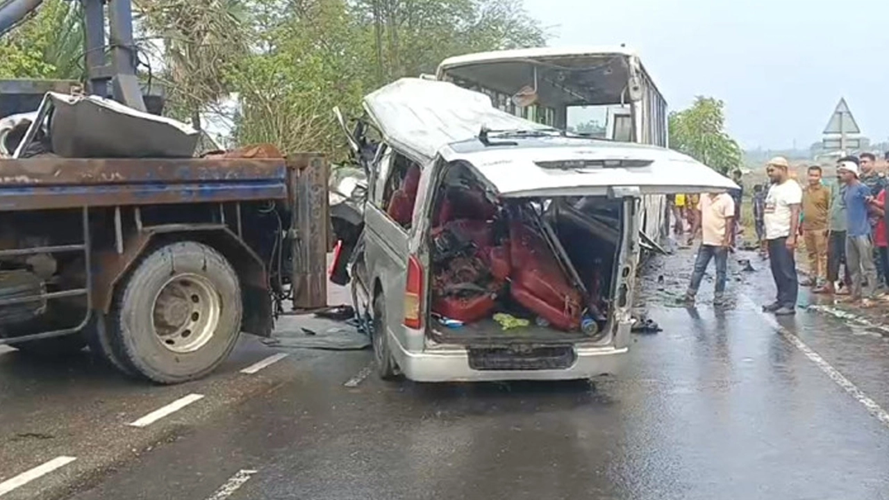 বাগেরহাটের রামপালে খুলনা-মোংলা মহাসড়কে নৌবাহিনীর বাস ও যাত্রীবাহী মাইক্রোবাসের মধ্যে সংঘর্ষের ঘটনা ঘটেছে।