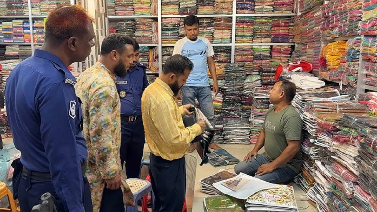 দেশীয় পোশাক ভারতীয় বলে বিক্রি, দোকানিকে জরিমানা