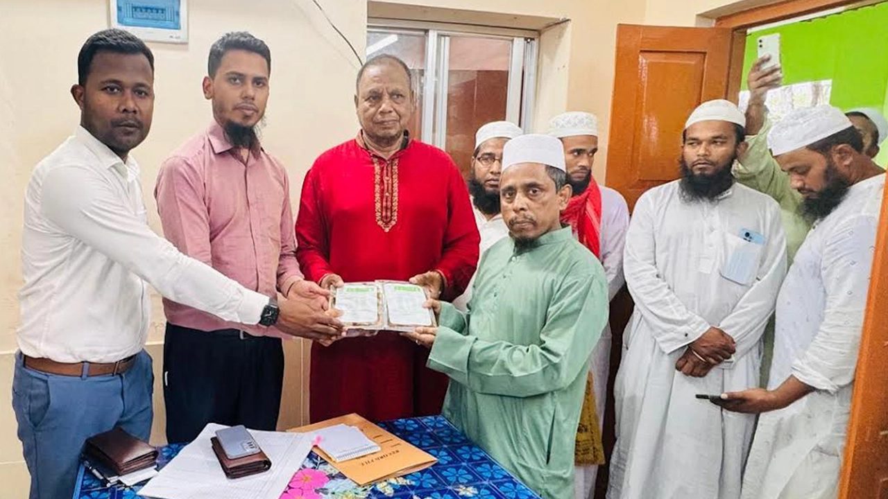 সৌদির উপহারের খেজুর পেল পাংশার ৮৪ মাদ্রাসা ও এতিমখানা