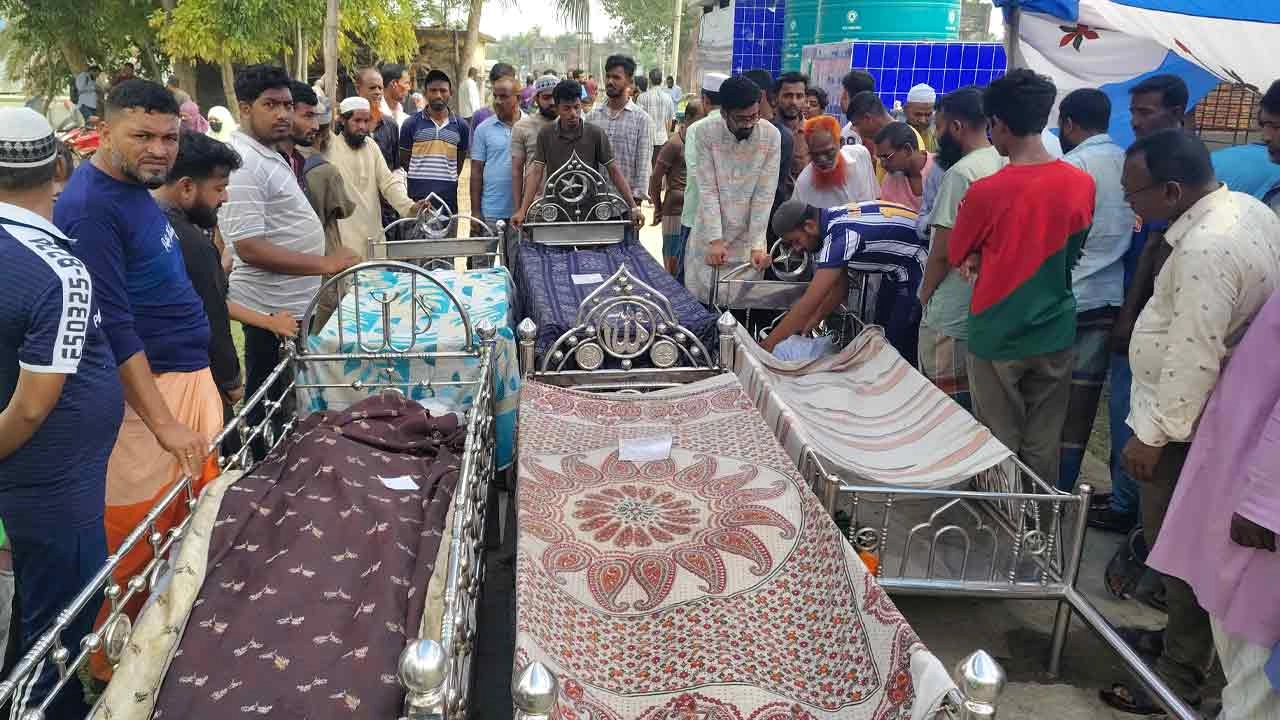 স্বজনদের আহাজারিতে ভারী হয়ে উঠেছে পুরো এলাকা