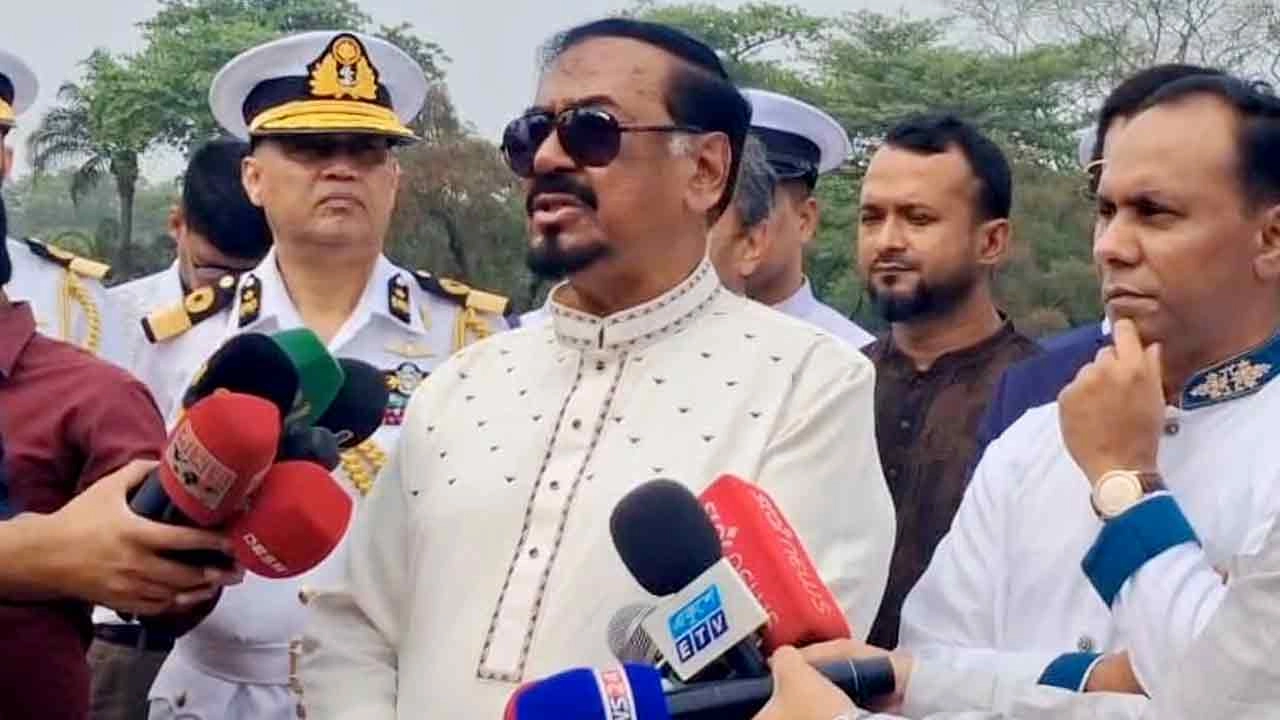 সাভারের জাতীয় স্মৃতিসৌধে স্পিকার মেজর (অব.) হাফিজ উদ্দিন আহমদ