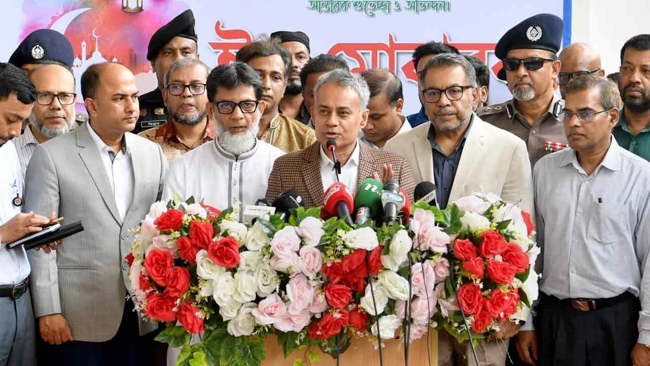 কমলাপুর রেলস্টেশন পরিদর্শন শেষে সাংবাদিকদের সঙ্গে কথা বলেন সড়ক ও সেতু, রেল এবং নৌ পরিবহনমন্ত্রী শেখ রবিউল আলম।