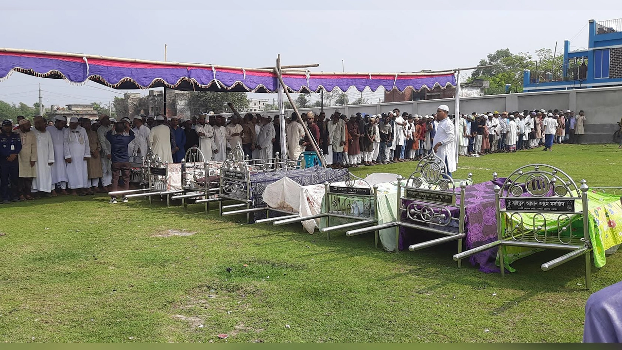 বিএনপি নেতা আব্দুর রাজ্জাকসহ তার পরিবারের ৯ সদস্যের নামাজে জানাজা সম্পন্ন হয়।