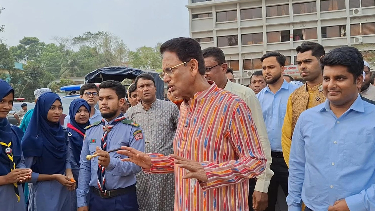 অনুষ্ঠানে যাওয়ার পথে শিক্ষার্থীদের রাস্তার পাশে দাঁড়িয়ে মন্ত্রীকে সংবর্ধনা জানানোর দৃশ্য দেখে তিনি তাৎক্ষণিকভাবে এ বিষয়ে অসন্তোষ প্রকাশ করেন।