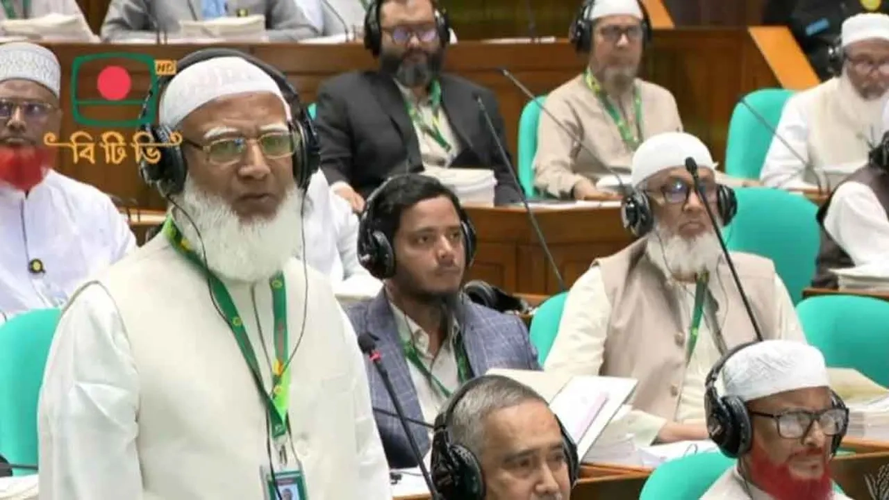 বক্তব্য রাখছেন বিরোধী দলীয় নেতা ডা. শফিকুর রহমান