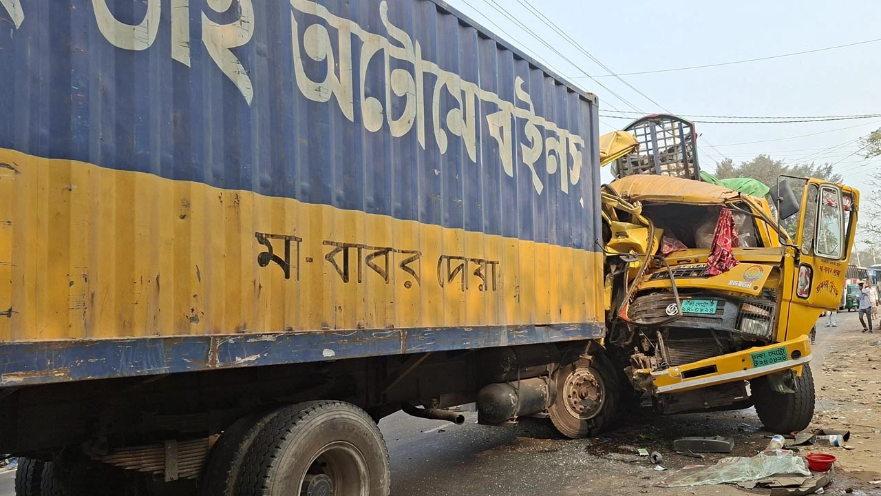 চন্দনাইশে কাভার্ড ভ্যান-ট্রাকের মুখোমুখি সংঘর্ষ