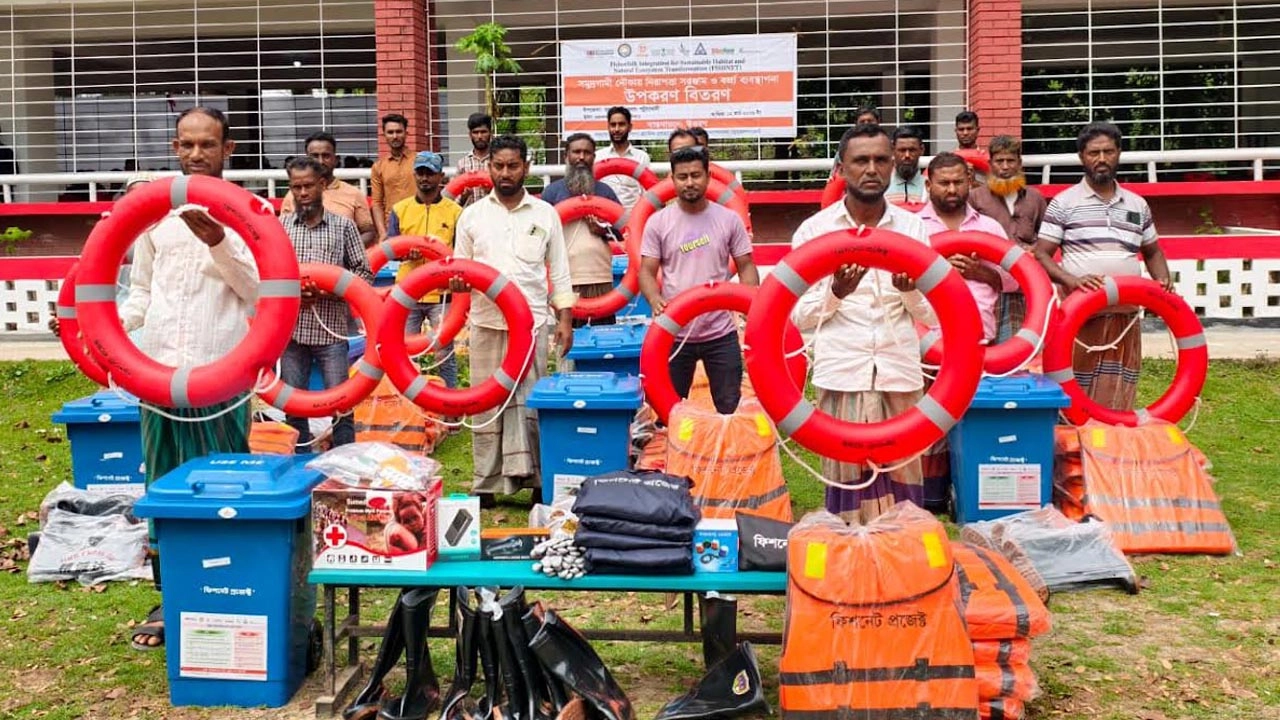 রাঙ্গাবালীতে সমুদ্রগামী জেলেদের মাঝে নিরাপত্তা সরঞ্জাম বিতরণ  ‎ ‎