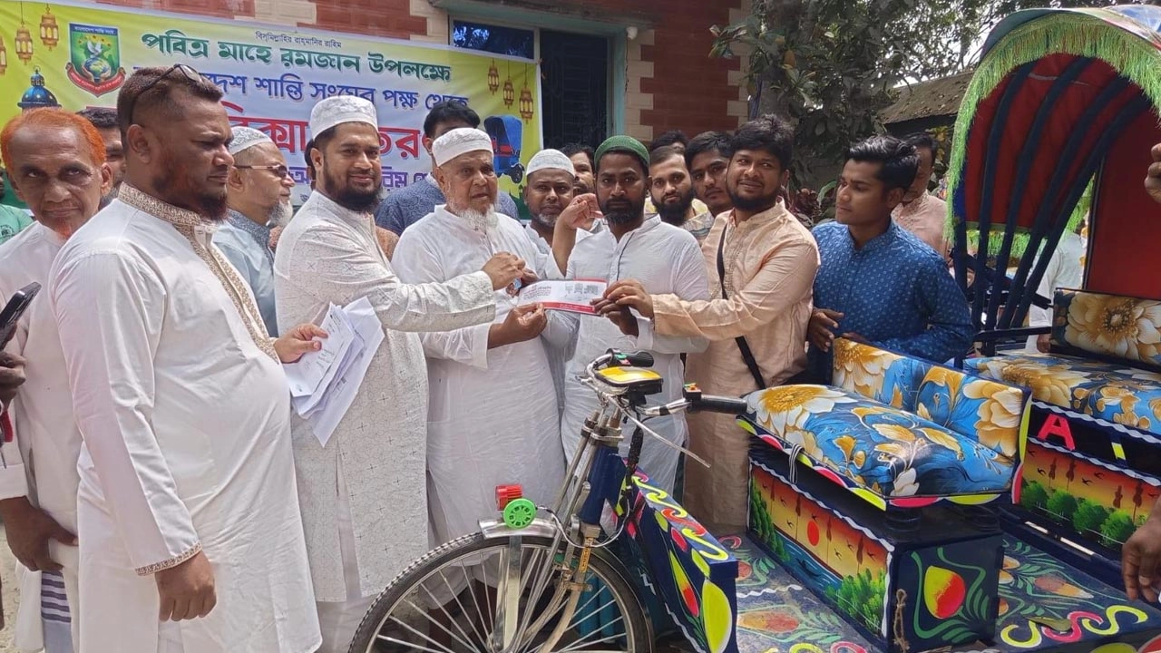 লৌহজংয়ে হতদরিদ্ররা পেলেন অটোরিকশা উপহার