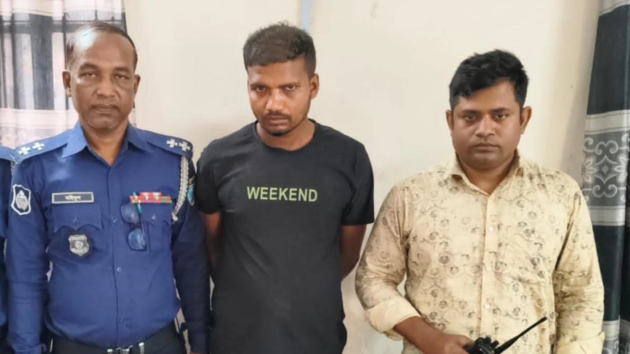 ডিবি পরিচয়ে মাদক বিক্রি করে পুলিশের কাছে ধরা ইদ্রিস আলী