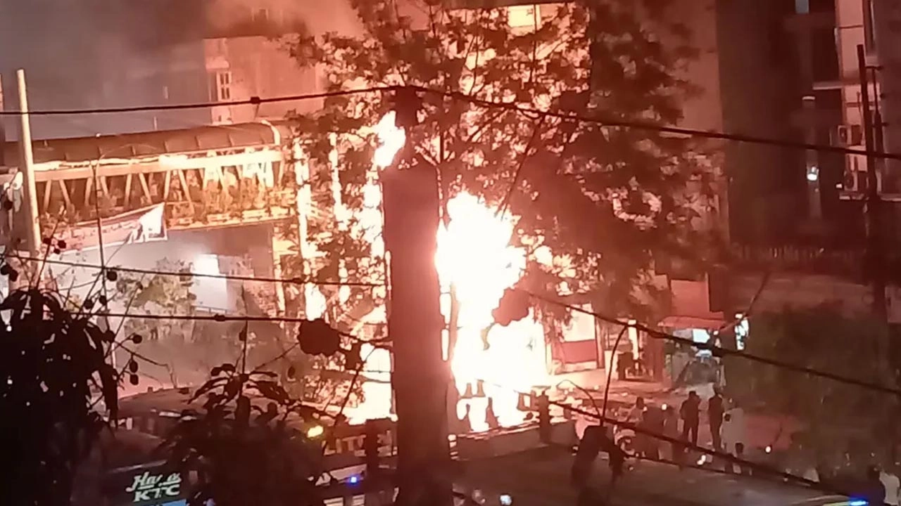 রাজধানীর নদ্দায় দোকানে ভয়াবহ অগ্নিকাণ্ড