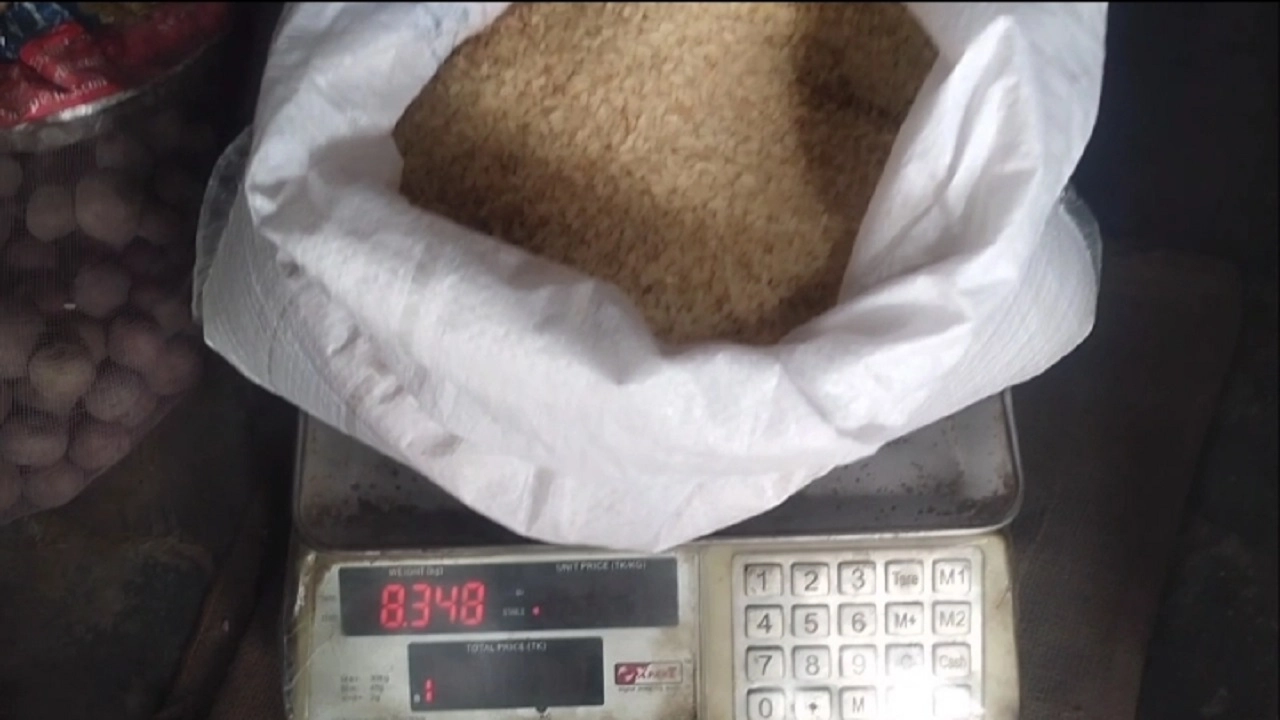 ভূঞাপুরে ভিজিএফের চাল ওজনে কম দেওয়ার অভিযোগ