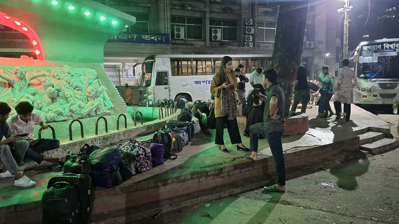 বাসের সিট পেতে মধ্যরাত থেকেই ক্যাম্পাসে শিক্ষার্থীরা
