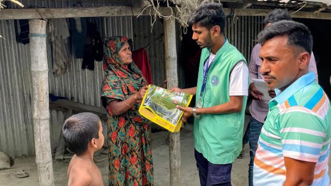 স্বেচ্ছাসেবী সংগঠন একতা বন্ধু উন্নয়ন ফাউন্ডেশনের উদ্যোগে চরাঞ্চলের অসহায় মানুষের মাঝে উপহার বিতরণ করা হচ্ছে