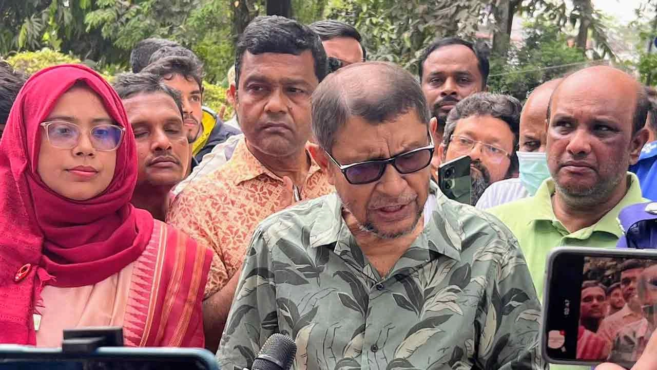 বক্তব্য রাাখেন স্বাস্থ্যমন্ত্রী সরদার মোঃ সাখাওয়াত হোসেন