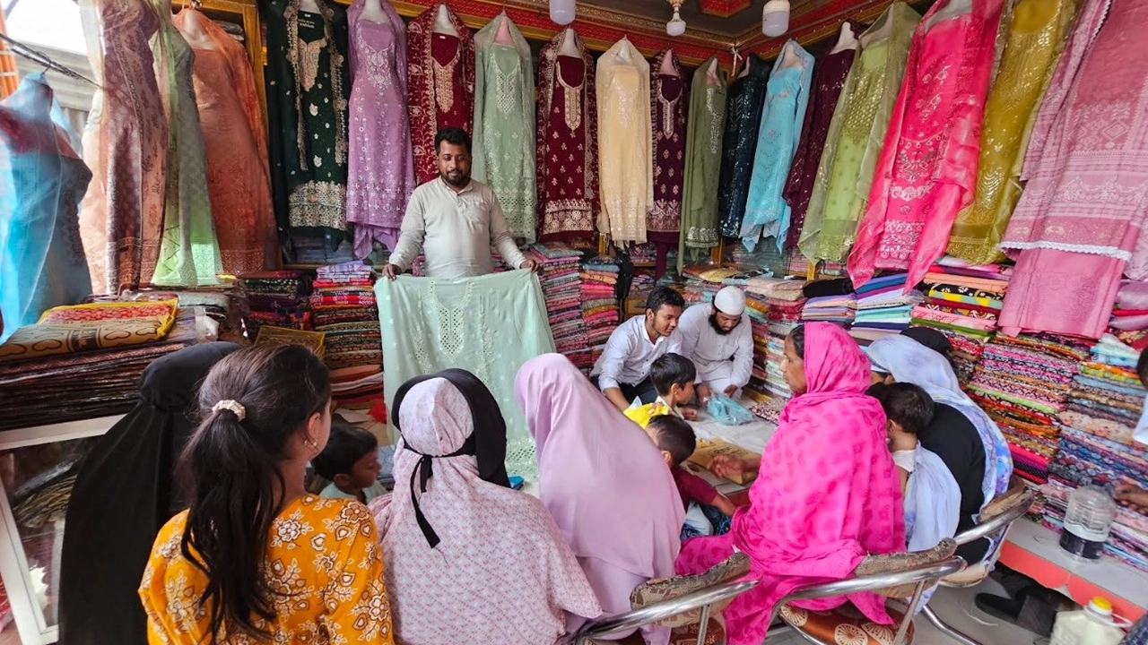 বাজার ও শপিংমলে সব বয়সী মানুষের ভিড়