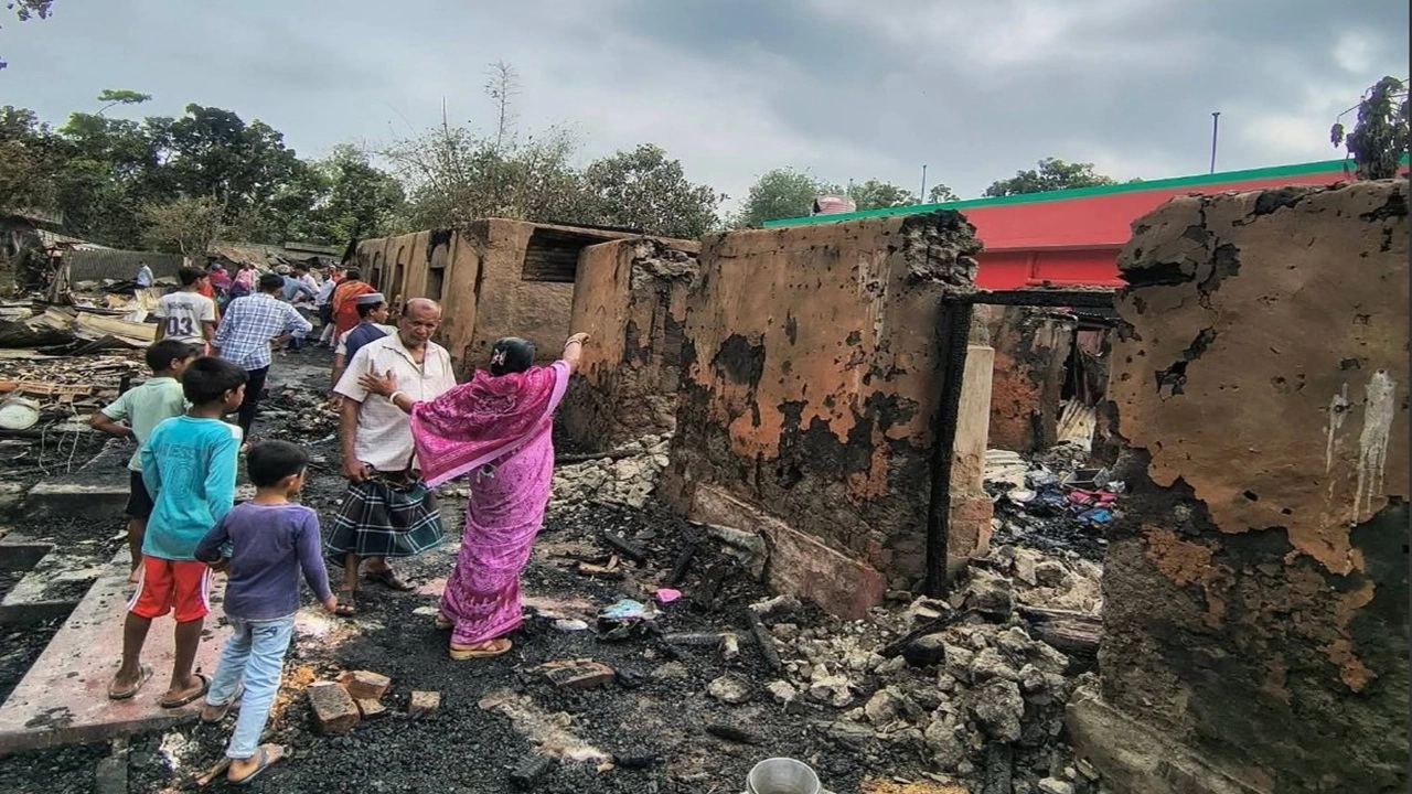 সীতাকুণ্ডে আগুনে পড়া বাড়িঘর