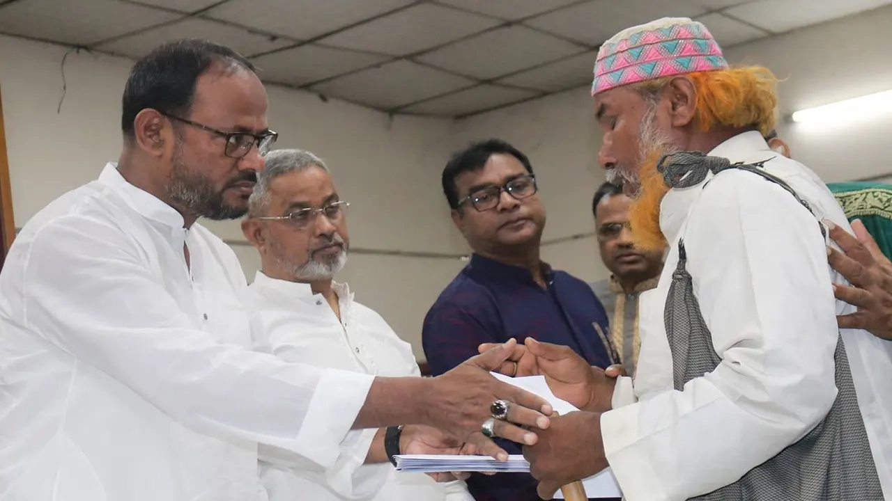 মৎস্য ও প্রাণিসম্পদ মন্ত্রণালয়ের প্রতিমন্ত্রী সুলতান সালাউদ্দিন টুকু, এমপি অসহায়দের মাঝে আর্থিক সহায়তা তুলে দেন