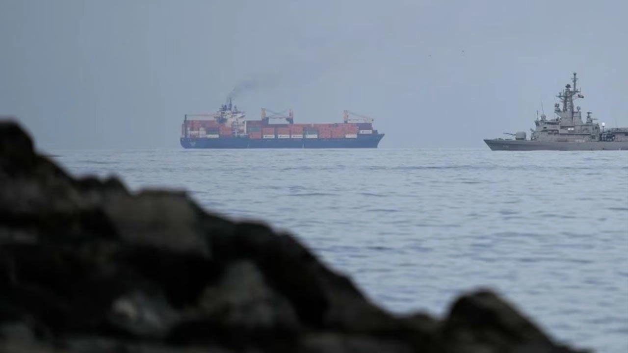 ভারতগামী দুটি জাহাজ হরমুজ প্রণালি পার হয়েছে