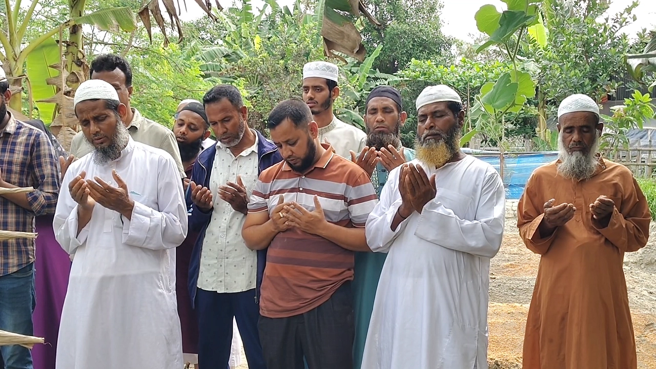 রামপালে সড়ক দুর্ঘটনা: জামাইয়ের কবর দেখতে এসে কাঁদলেন নববধূর বাবা