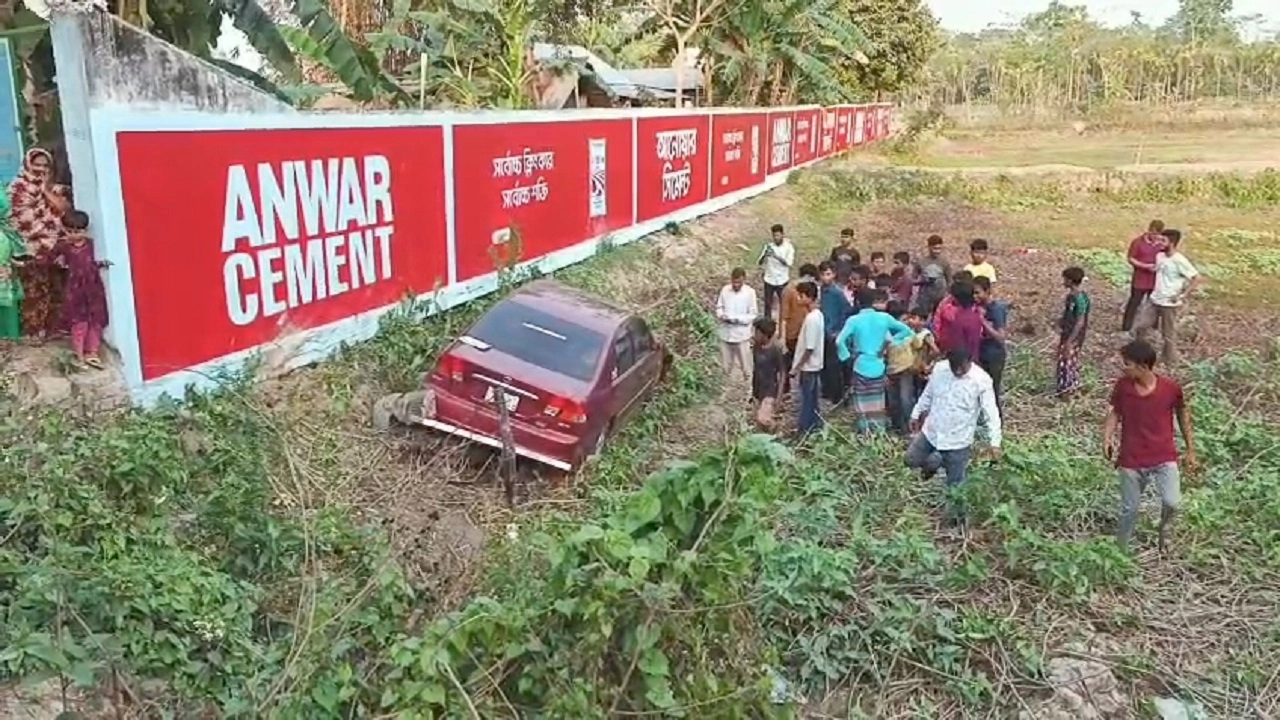 দুর্ঘটনা কবলিত প্রাইভেট কার