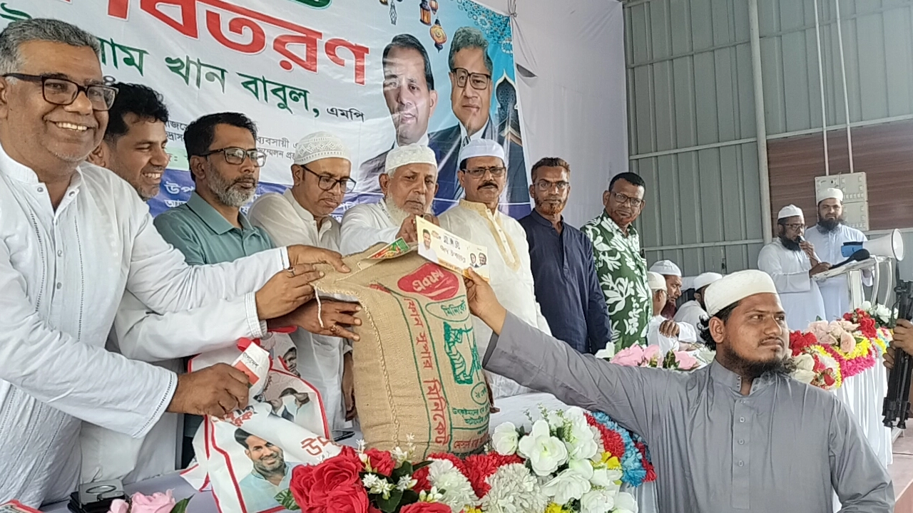 ইমামদের মাঝে আসন্ন ঈদুল ফিতর উপলক্ষে উপহার সামগ্রী বিতরণ