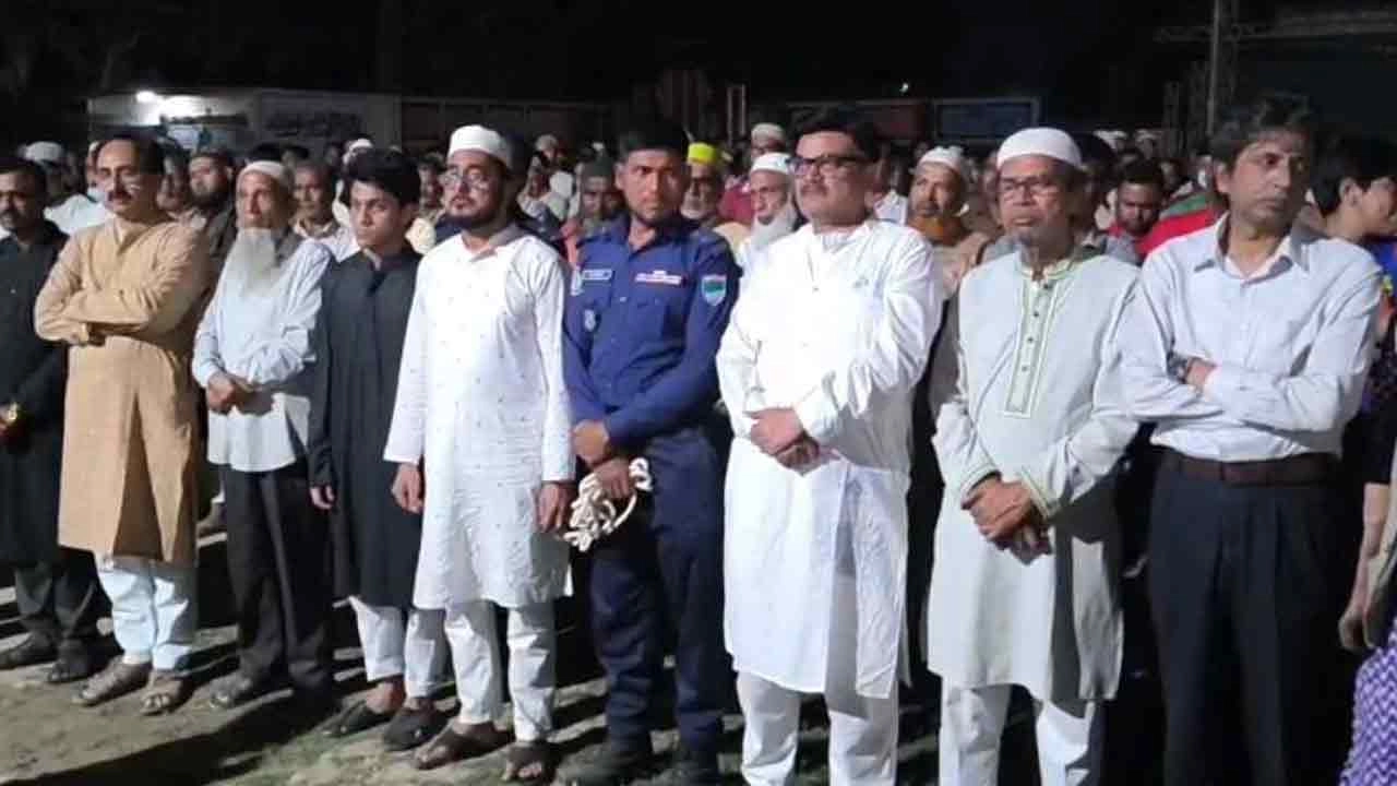 জেলা যুবলীগের যুগ্ম আহ্বায়ক সরফরাজ হোসেন মৃদুল প্যারোলে মুক্তি পেয়ে হাতকড়া পরা অবস্থায় ভাই মেহেরপুর পৌর আওয়ামী লীগের সভাপতি ইকবাল হোসেনের জানাজায় অংশগ্রহণ করেন।