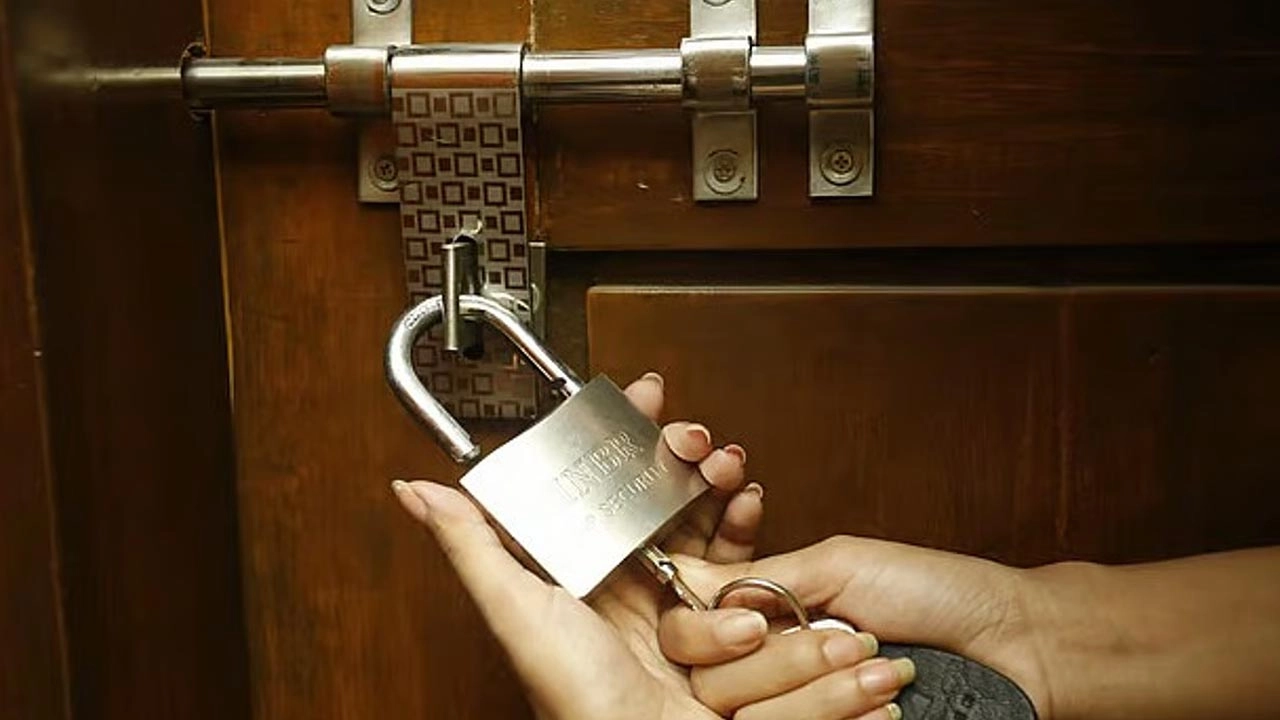 বাড়ি ফাঁকা রেখে যাচ্ছেন, যে কাজগুলো করতে ভুলবেন না