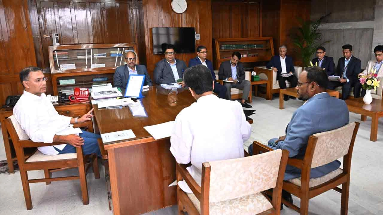 জাতীয় সংসদ সচিবালয়ে প্রধানমন্ত্রী তারেক রহমানের সভাপতিত্বে ‘ফার্মার্স কার্ড’ চালুর বিষয়ে গঠিত কমিটির কার্যক্রমের সর্বশেষ অগ্রগতি পর্যালোচনা সভা