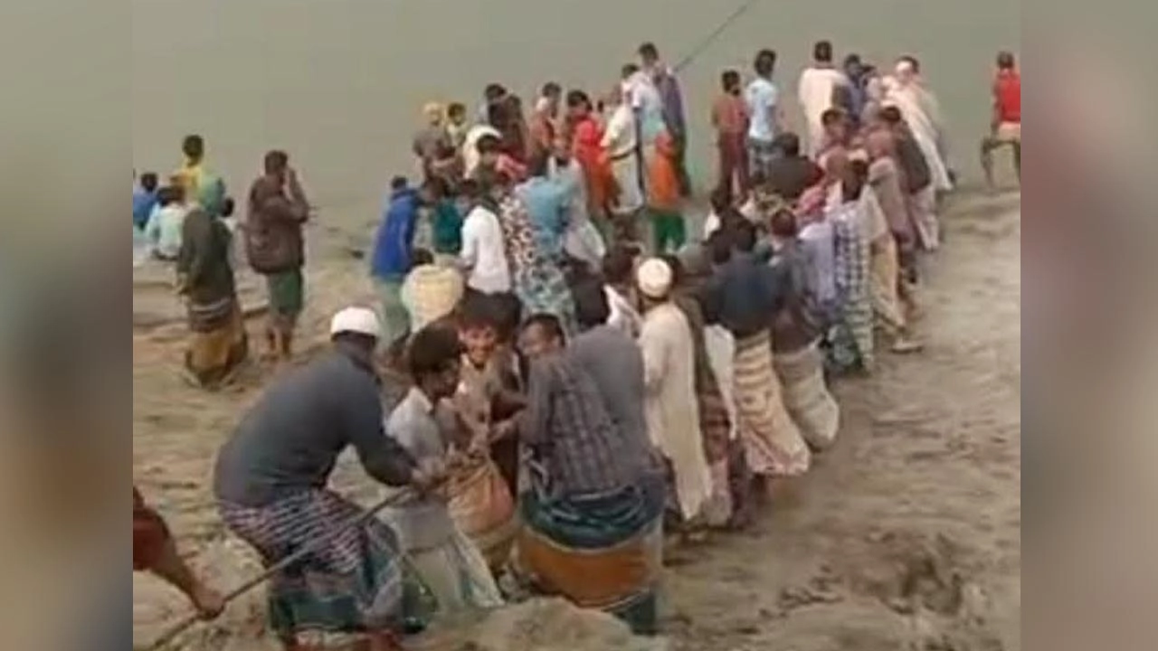 কালবৈশাখীর তান্ডবে ভেঙে গেল ১২টি নৌকা