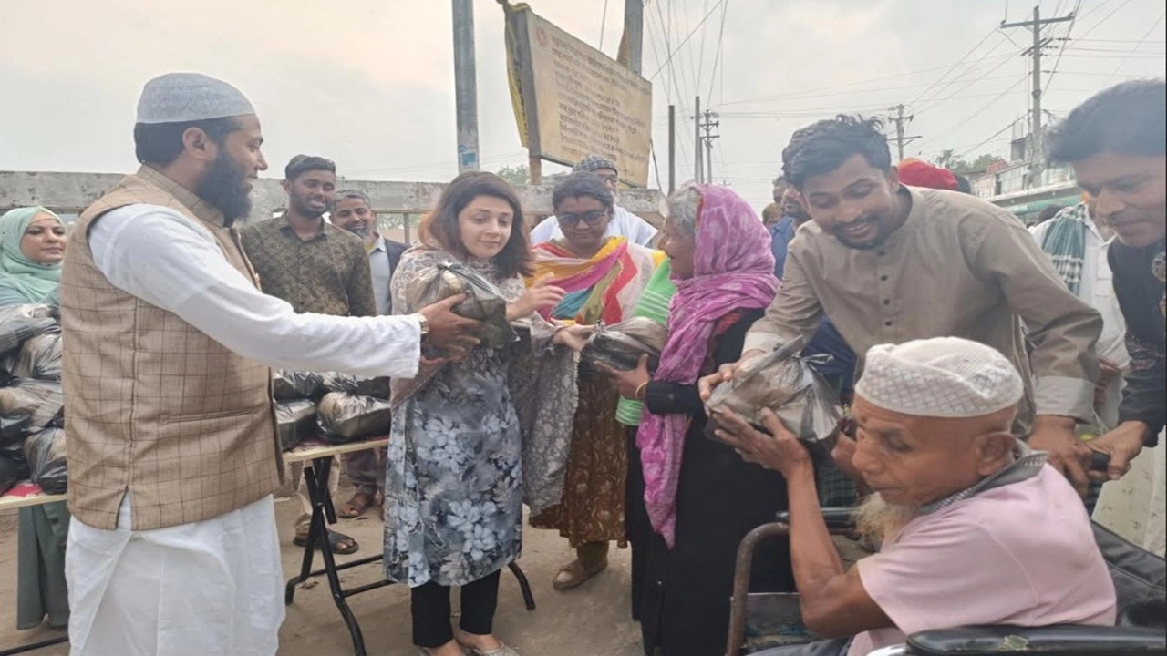 তাড়াইলে ইফতার বিতরণ