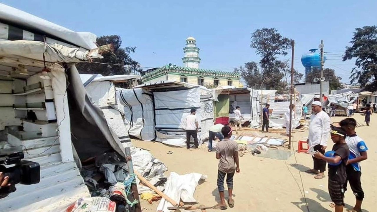 সৈকতের বালিয়াড়ি থেকে নিজ উদ্যোগে সরল ৬ শতাধিক দোকান