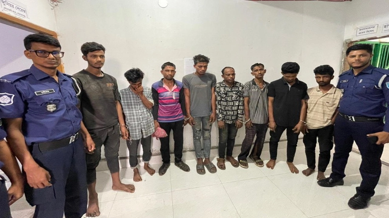 সোনারগাঁয়ে দেশীয় অস্ত্রসহ ডাকাত দলের ৮ সদস্য গ্রেপ্তার