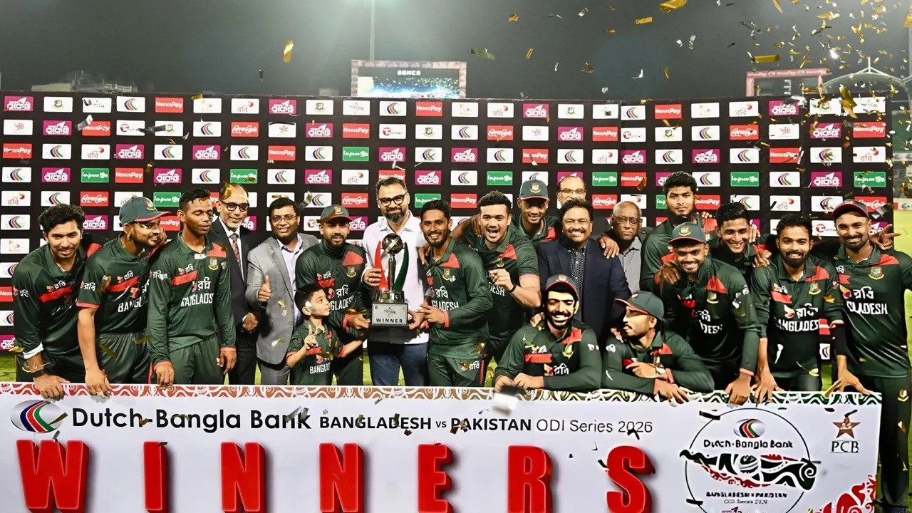 পাকিস্তানের বিপক্ষে সিরিজ জয়ের পর ট্রফি হাতে উদযাপন করছে বাংলাদেশ ক্রিকেট দল ।। ছবি: সংগৃহীত