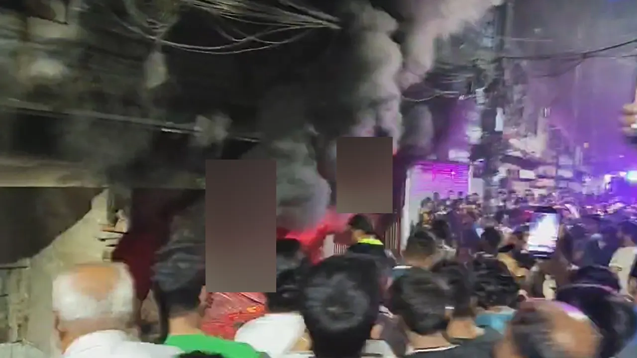 মিরপুরে শাড়ির গোডাউনে আগুন ।। ছবি: সংগৃহীত