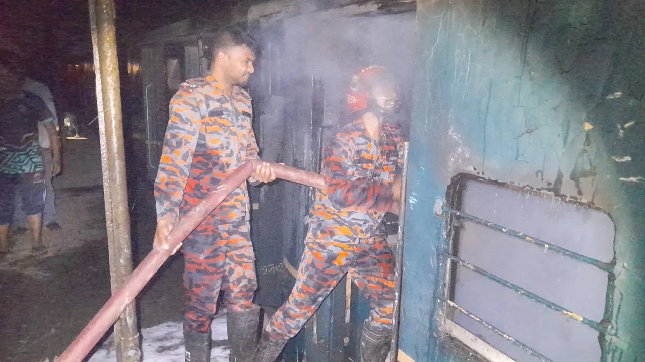 ট্রেনে ছড়িয়ে পড়া আগুন নেভাচ্ছেন ফায়ার সার্ভিসের কর্মীরা