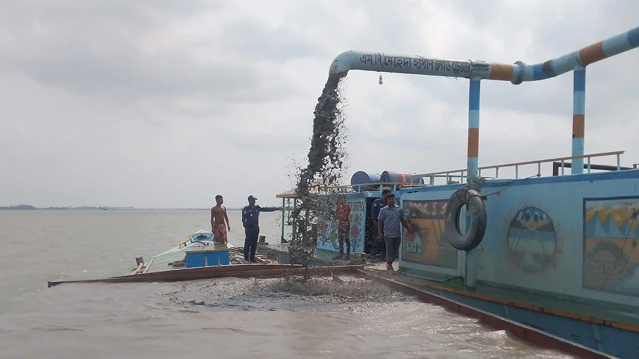 ড্রেজার দিয়ে নদী থেকে অবৈধভাবে বালু উত্তোলন