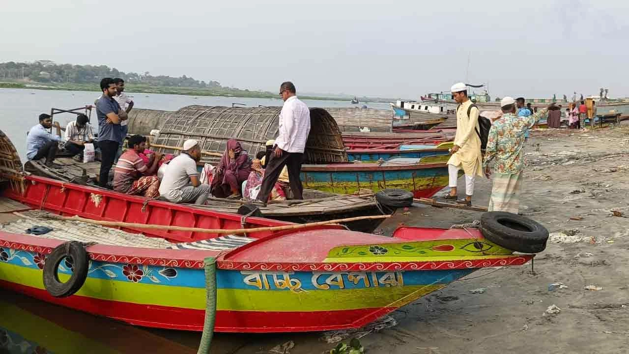 ঈদুল ফিতর ও লেংটার মেলাকে কেন্দ্র করে মতলব উত্তর উপজেলার কালীপুর-চর কালীপুর নৌপথে ট্রলারে যাত্রী পারাপারের দৃশ্য।