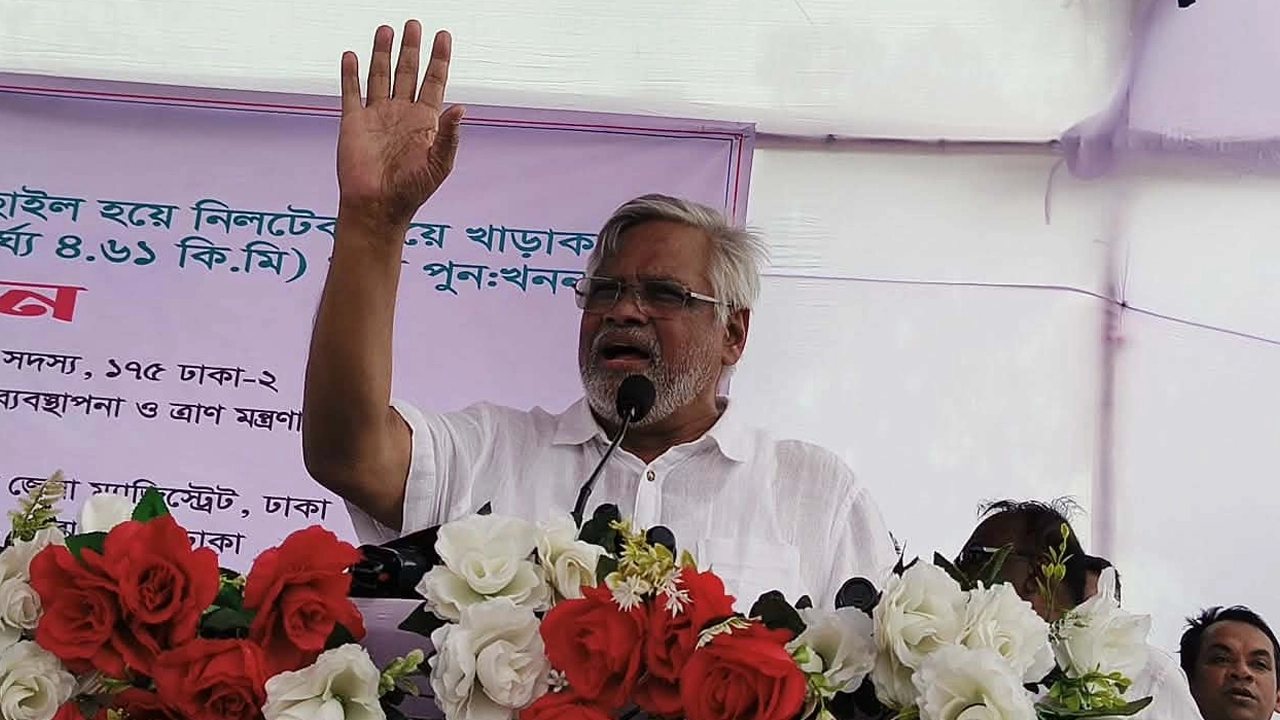 খাল খনন প্রকল্পের উদ্বোধনকালে ঢাকা-২ আসনের সংসদ সদস্য আমানউল্লাহ আমান