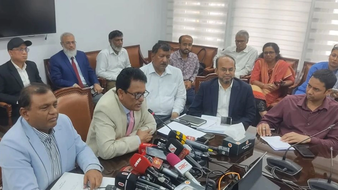 সংবাদ সম্মেলনে কথা বলছেন প্রাথমিক ও গণশিক্ষামন্ত্রী আ ন ম এহছানুল হক মিলন