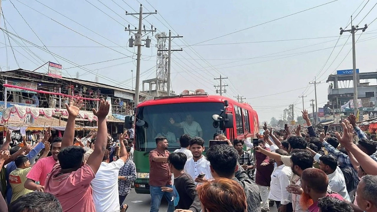 দিনাজপুরের পথে পথে জনতার ভালোবাসায় সিক্ত প্রধানমন্ত্রী