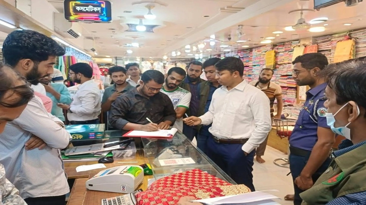 সীতাকুণ্ডে অতিরিক্ত দামে কাপড় বিক্রি: ভ্রাম্যমাণ আদালতে দুই দোকানে ৭০ হাজার টাকা জরিমানা