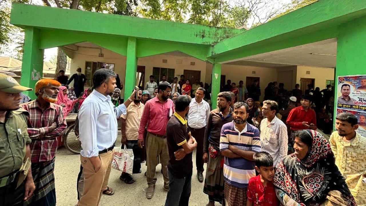 ইউএনওর হস্তক্ষেপে ভিজিএফের চাল বিতরণ বন্ধ