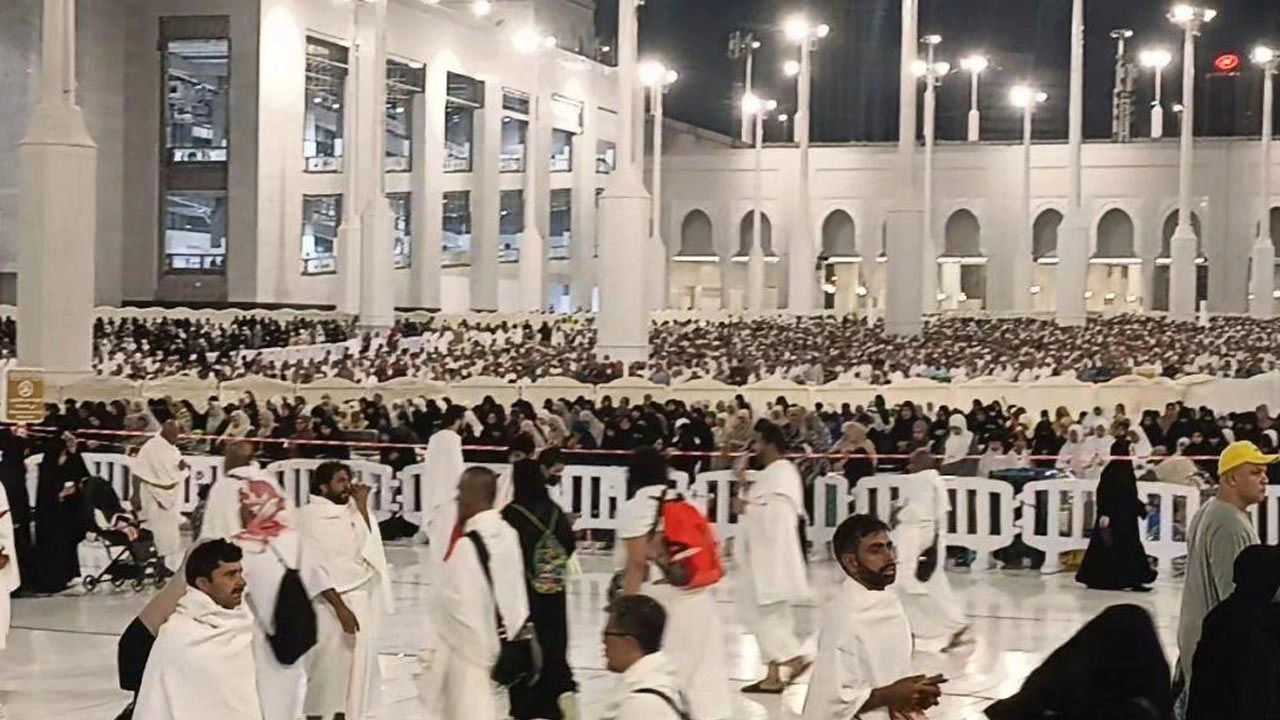 মসজিদুল হারামে বিশ্বের বিভিন্ন দেশ থেকে আসা ধর্মপ্রাণ মুসল্লিদের উপস্থিতি ছিল অবাক করার মতো দৃশ্য