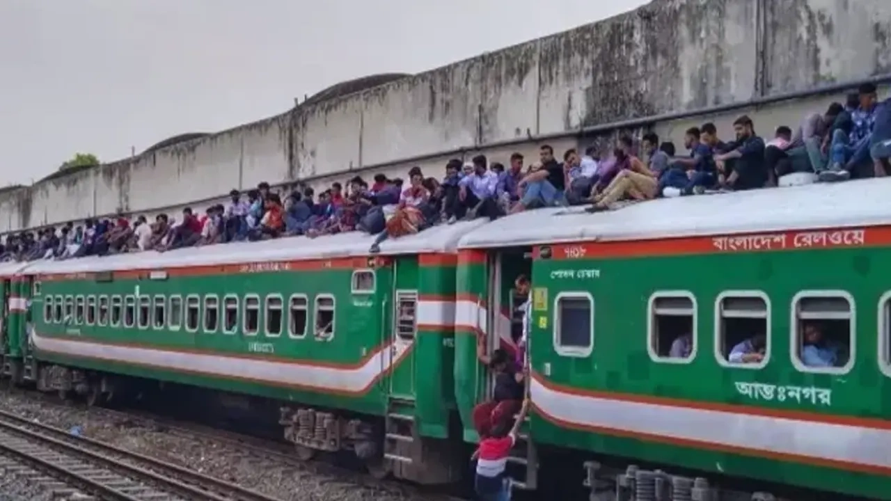 রাজধানী ছাড়ার চিরচেনা স্রোত এখন কমলাপুর রেলওয়ে স্টেশনে