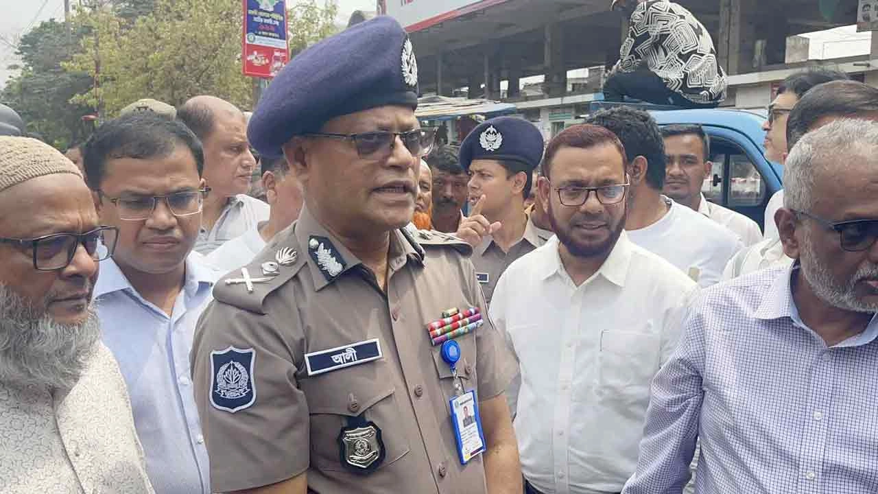 গাবতলী বাস টার্মিনাল পরিদর্শন করেন আইজিপি মো. আলী হোসেন ফকির