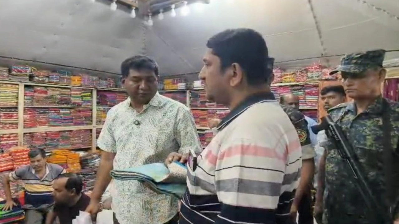 দেশি শাড়ি বিদেশি বলে বিক্রি, মানিকগঞ্জে তিন দোকানকে জরিমানা