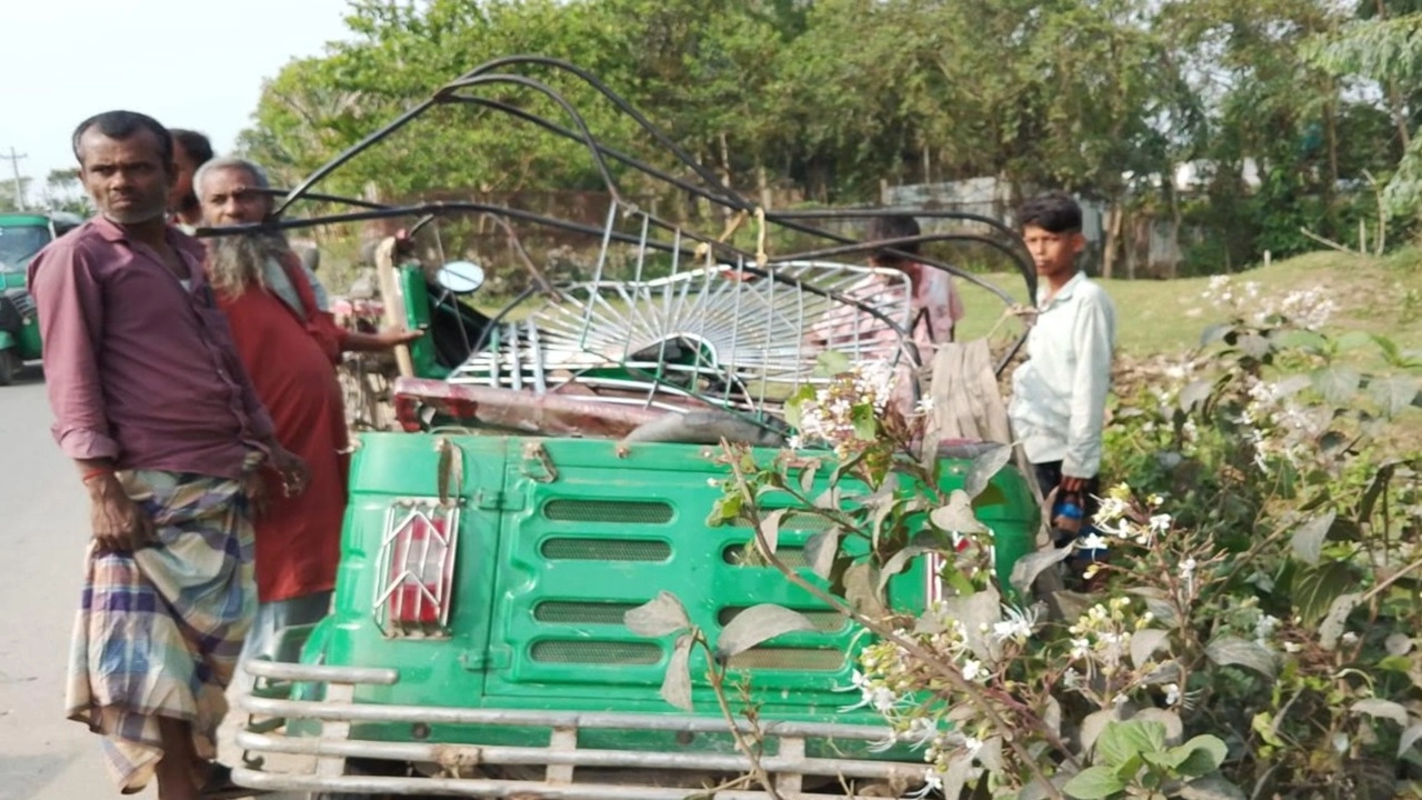 টাঙ্গাইলের ধনবাড়িতে বাস-সিএনজি মুখোমুখি সংঘর্ষ