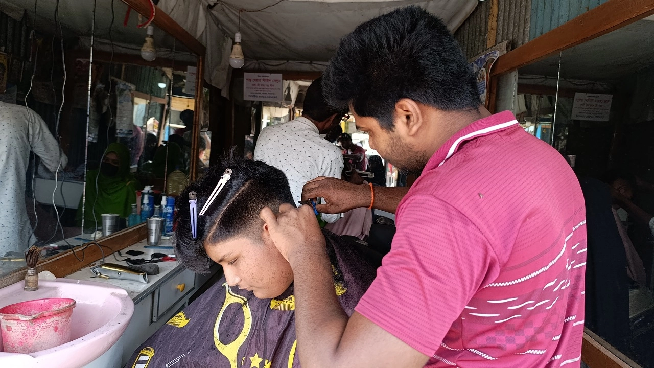 ঈদে নরসুন্দরদের ব্যস্ততা তুঙ্গে