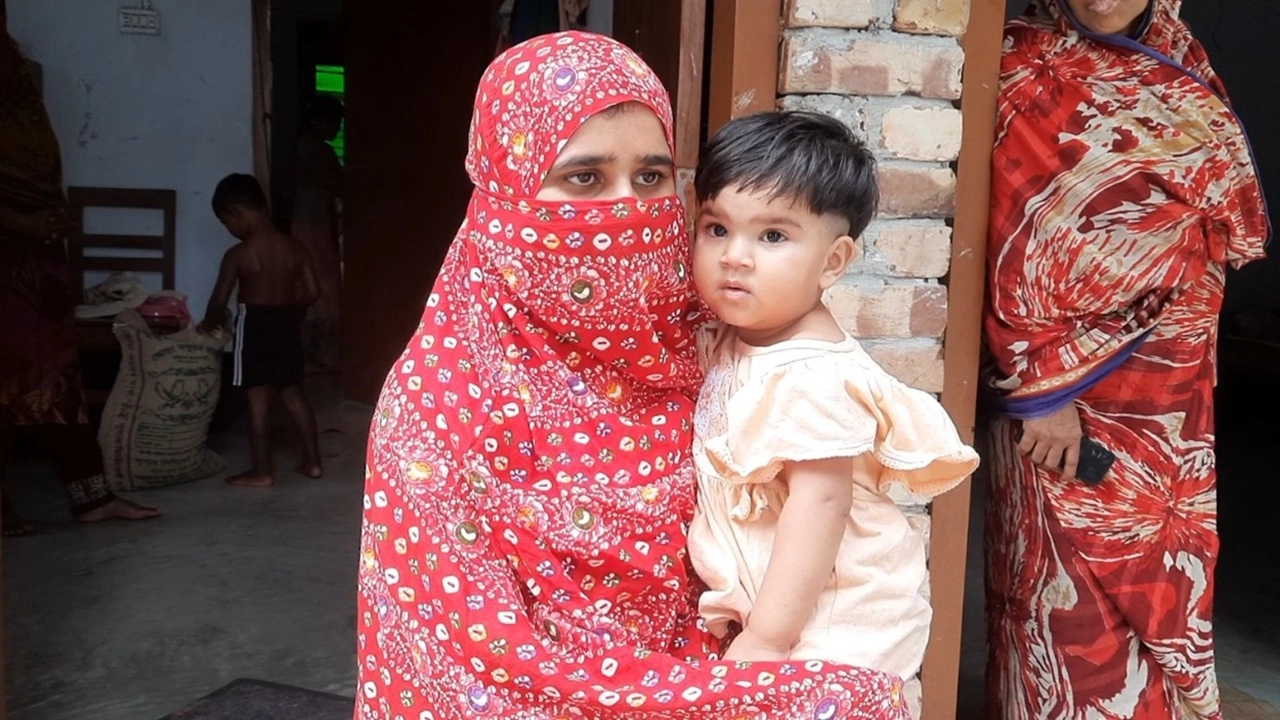 সড়ক দুর্ঘটনায় নিহত মাইক্রোবাস চালক নাঈমের পরিবারে ঘোর অমানিশা