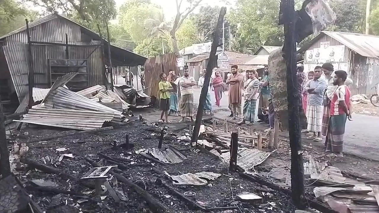 অগ্নিকাণ্ডে দোকান পুড়ে ছাই